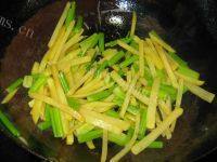 家常菜芹菜土豆条做法图解5)