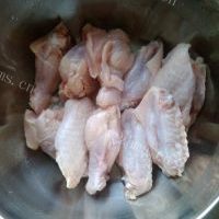 好吃的腐乳豆豉鸡翅煲的做法图解二