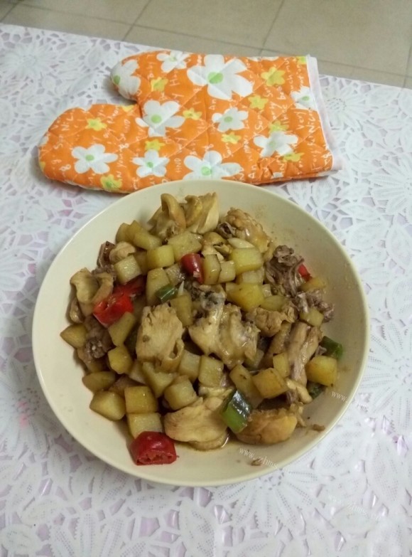 美味佳肴般的土豆烧鸡