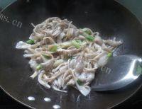 自制平菇炒肉片做法图解5)