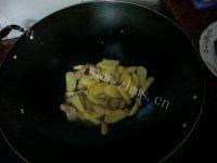 简单易做的肉片炒土豆做法图解7)