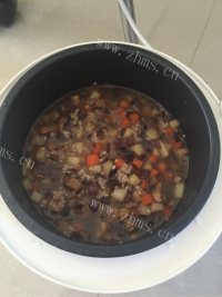美味的红烧肉焖饭做法图解9)