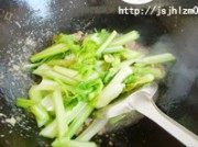 可口的芹菜炒牛肉做法图解7)