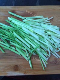 家常菜芹菜炒胡萝卜做法图解1)