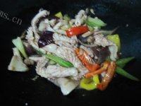 美味的彩椒炒鱿鱼做法图解8)