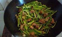 美味的蒜苔炒鸡肉做法图解11)