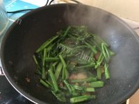 家常菜腊肉炒芥兰做法图解6)