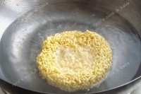 油而不腻的炒方便面做法图解2)