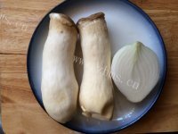 家常菜洋葱杏鲍菇做法图解1)