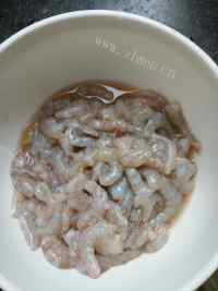 家常菜芹菜炒虾仁做法图解1)