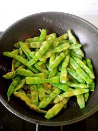 家常菜排骨炖豆角做法图解5)