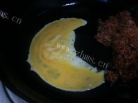 美味的酱油鸡蛋炒饭做法图解5)