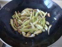 香香的西芹炒肉做法图解7)