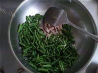 口感好的豆角炒肉做法图解10)