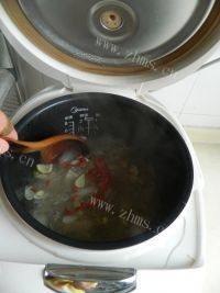 美味的雪梨百合银耳羹