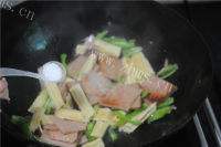 美味的腐竹炒午餐肉做法图解7)