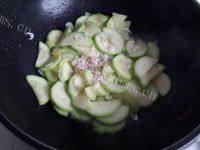 家常菜西葫芦炒虾皮做法图解5)