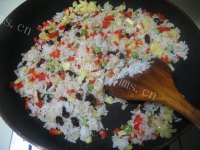 美味的五彩菠萝炒饭做法图解6)