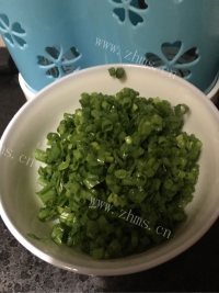 回味无穷的葱花饼做法图解4)