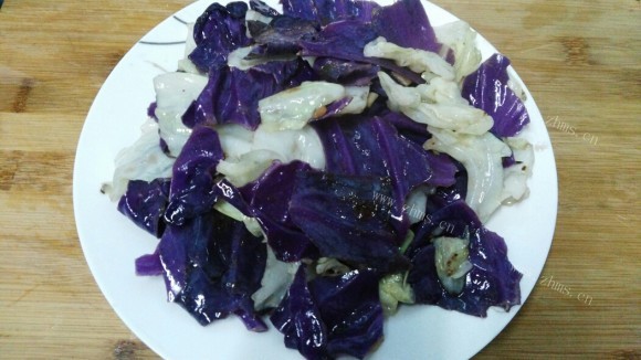 色泽鲜亮的手撕包菜