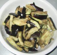 家常菜肉末茄子煲做法图解1)