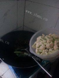 家常菜腊肠炒菜花做法图解6)