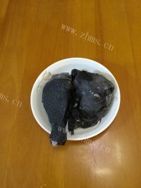 色泽不错的滋补乌鸡汤做法图解2)