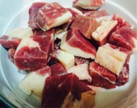 家常菜番茄土豆炖牛腩做法图解1)