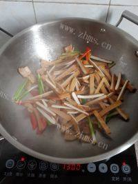家常菜豆干炒肉做法图解6)