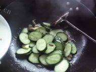 黄瓜炒肉片做法图解7)