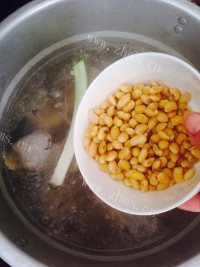美味的花生黄豆莲藕炖猪蹄做法图解6)