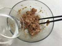 美味的香葱猪肉包做法图解3)