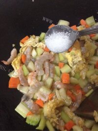 美味的虾仁炒饭做法图解6)