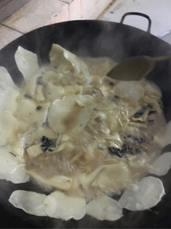 色泽鲜亮的地锅鸡