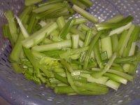 家常菜芹菜炒火腿做法图解1)