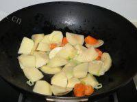 #幸福时刻#红烧肉炖土豆的做法图解三