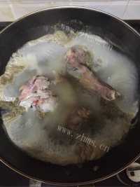 美味的玉米胡萝卜莲藕排骨汤做法图解1)
