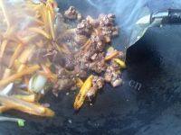 家常菜胡萝卜炒牛肉做法图解4)
