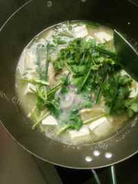 色泽鲜亮的鱼头豆腐汤做法图解3)