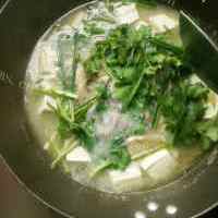 色泽鲜亮的鱼头豆腐汤的做法图解三