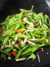 家常菜芹菜炒肉做法图解6)
