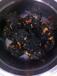 色泽不错的黑芝麻酥饼做法图解1)
