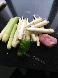 诱人的茭白炒肉丝做法图解1)