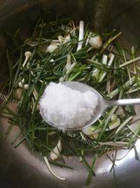 易做的韩式腌山蒜做法图解3)