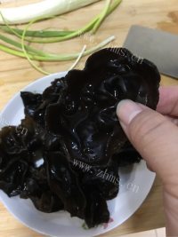 家常菜木耳炒肉片做法图解2)