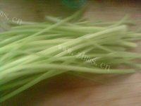家常菜素炒芹菜做法图解1)