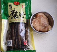 美味鸡脯烩黑腐竹做法图解1)