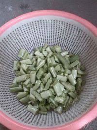 可口的四季豆炒肉做法图解1)