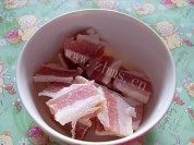 咸肉炒蒜薹做法图解2)