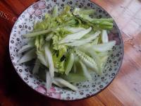 家常菜芹菜炒肉做法图解4)